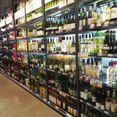 Hollantilaisen lähikaupan viinihylly