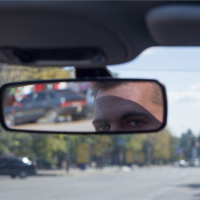 Taksin takapenkilläkin katse kannattaa siirtää peruutuspeilistä tulevaisuuteen